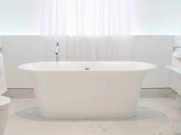 Freestanding white tub